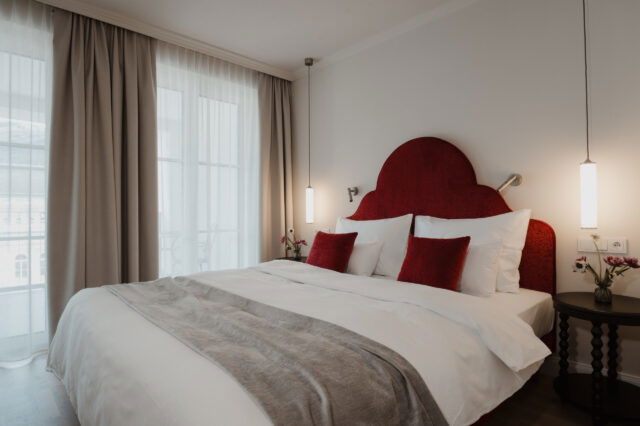 Ein gemachtes Bett im Hotel Grand Elisabeth.