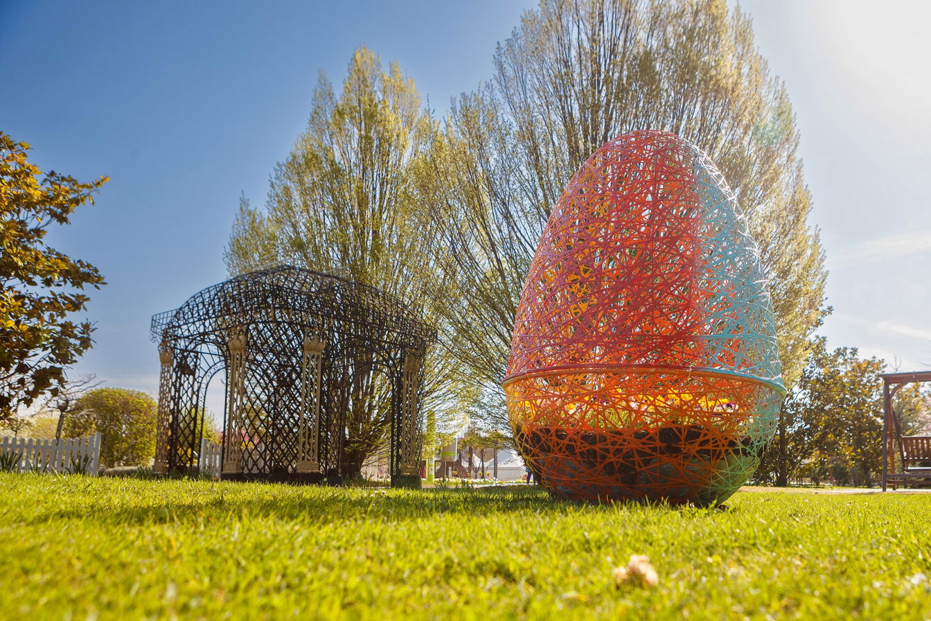ein Deko-Osterei steht in einer grünen Wiese in den Blumengärten Hirschstetten in Wien