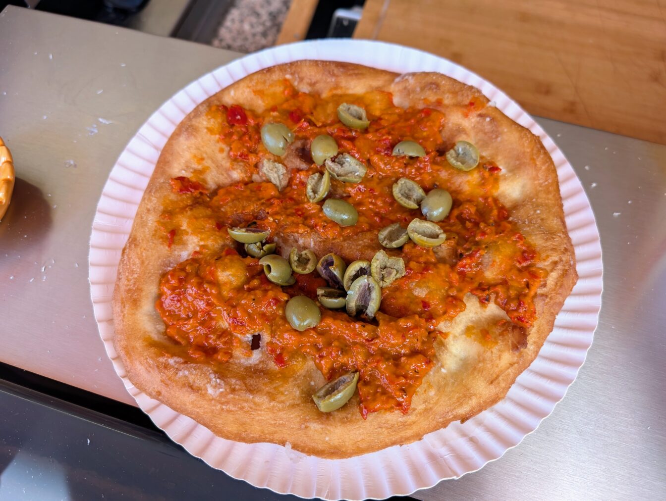 Langos mit Ajvar und Oliven von der Langos Bar im Wiener Prater