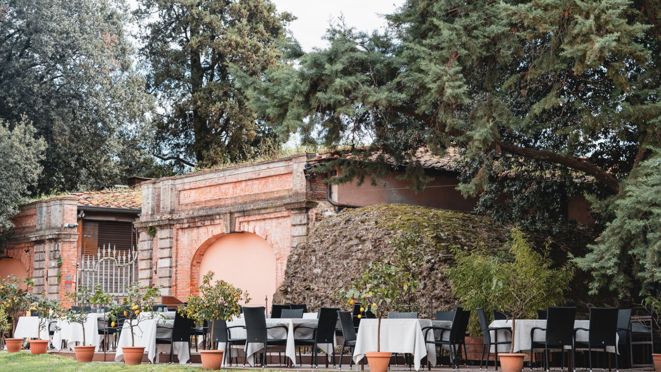 Die Bar San Colombano liegt direkt an der Stadtmauer von Lucca. (c) Lilli Wermuth | 1000things Das Ristorante cocktail bar San Colombano in Lucca an der Stadtmauer.
