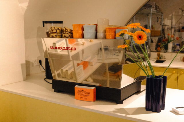 Ma Makers Salzburg Kaffeemaschine und Theke mit Kaffeetassen und Blumenvase