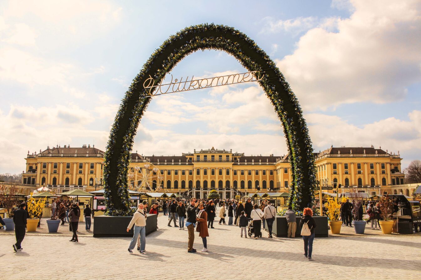 der Ostermarkt vor dem Schloss Schönbrunn in Wien