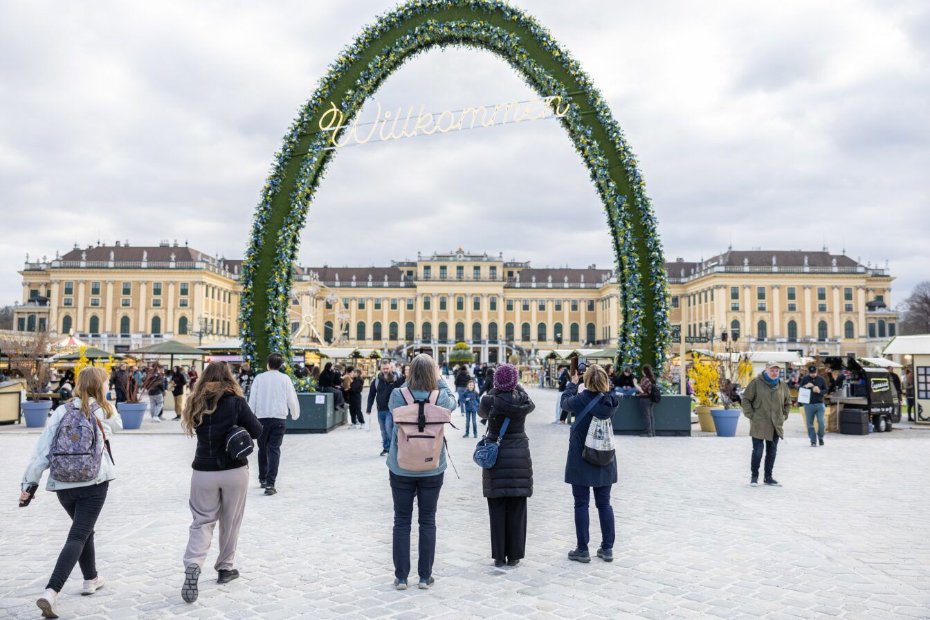 Blick auf das Osterportal beim Ostermarkt Schönbrunn in Wien