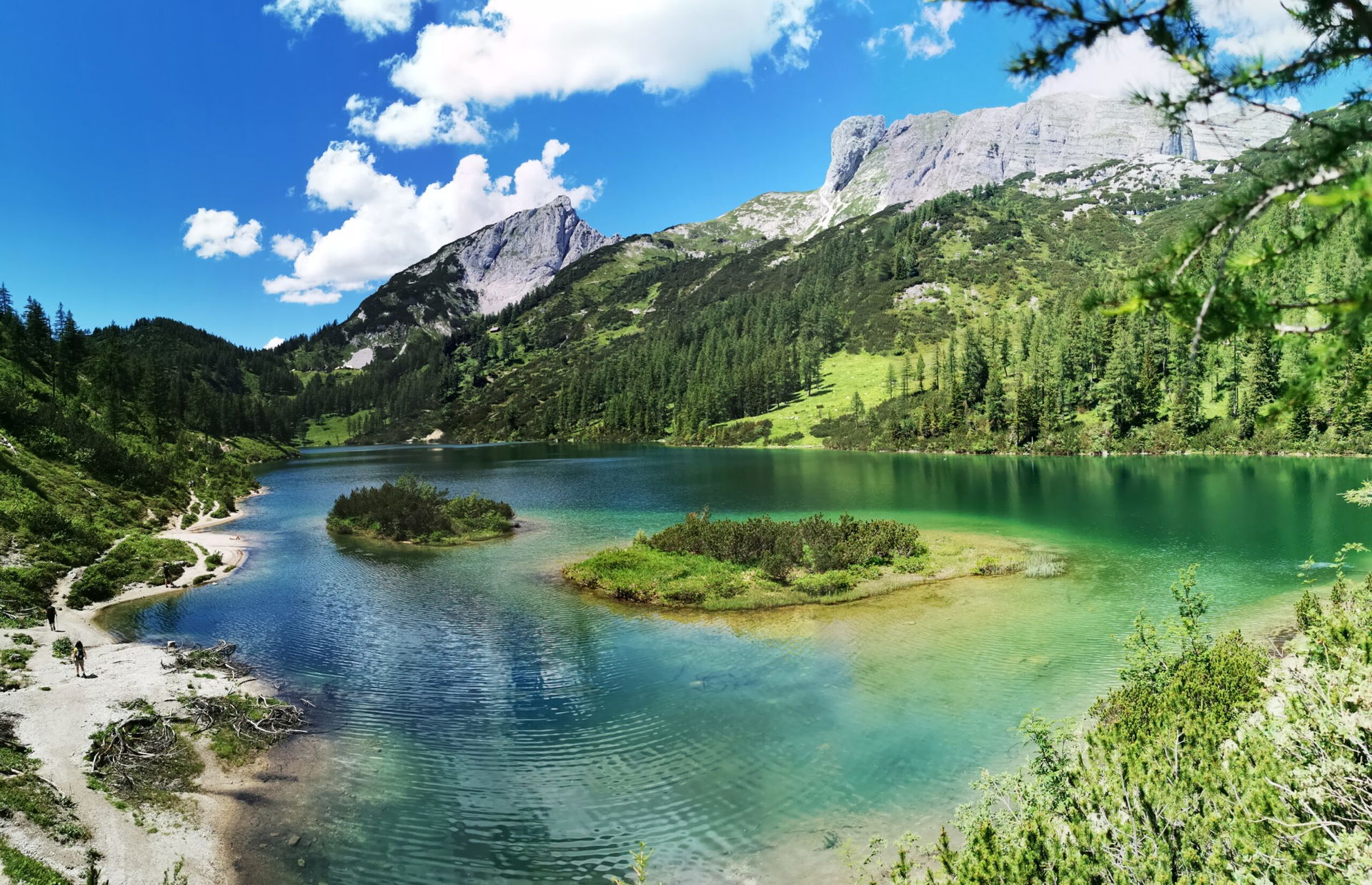 Ein See mit Bergpanorama: Die Tauplitzalm im Ausseerland