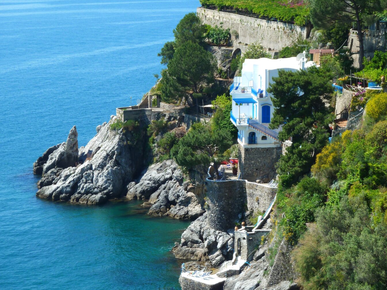 Eine Villa auf Klippen der Amalfiküste in Italien.