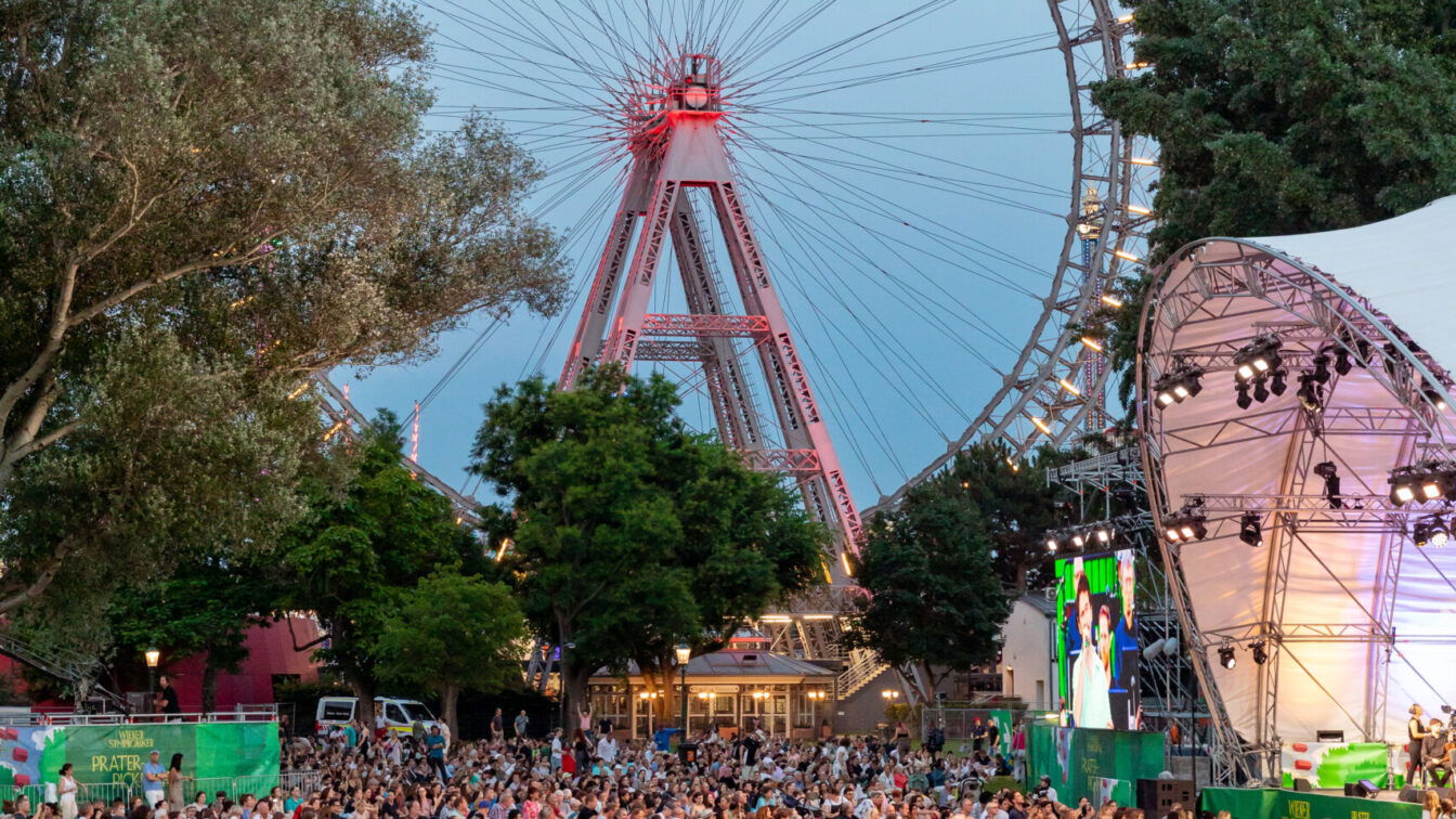(c) Judith Stehlik, Wiener Kultursommer Der Kultursommer Wien bringt auch 2025 wieder kostenloses Kunst- und Kulturprogramm in die ganze Stadt. Von 26. Juni bis 10. August verwandeln neun Bühnen verschiedene Grätzl in Kultur-Hotspots. In diesem Jahr könnt ihr euch auf vier neue Standorte freuen. Ziel ist es, Durchgangsgebiete zu nutzen und zu Orten zu machen, an denen man länger verweilen möchte. Etwa der Schrödingerplatz im 22. Bezirk. Auch beim Nordwestbahnhof im 21. Bezirk wird es eine Bühne für lokale Künslter*innen geben. In Floridsdorf ergänzt das Festival das bestehende Kulturprogramm des Fußballvereins 1210. Auch am Waldmüllerpark in Favoriten und dem Stadtpark Atzgersdorf in Liesing wird kulturell besonders viel los sein. Das detaillierte Programm wird im Juni unter www.kultursommer.wien veröffentlicht. Also zückt schon mal den Kalender und lasst Slots für eine große Dosis Kunst und Kultur im Sommer.