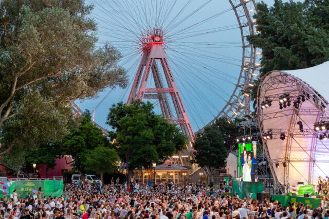 ​Der Kultursommer Wien bringt auch 2025 wieder kostenloses Kunst- und Kulturprogramm in die ganze Stadt. Von 26. Juni bis 10. August verwandeln neun Bühnen verschiedene Grätzl in Kultur-Hotspots. In diesem Jahr könnt ihr euch auf vier neue Standorte freuen. Ziel ist es, Durchgangsgebiete zu nutzen und zu Orten zu machen, an denen man länger verweilen möchte. Etwa der Schrödingerplatz im 22. Bezirk. Auch beim Nordwestbahnhof im 21. Bezirk wird es eine Bühne für lokale Künslter*innen geben. In Floridsdorf ergänzt das Festival das bestehende Kulturprogramm des Fußballvereins 1210. Auch am Waldmüllerpark in Favoriten und dem Stadtpark Atzgersdorf in Liesing wird kulturell besonders viel los sein. Das detaillierte Programm wird im Juni unter www.kultursommer.wien veröffentlicht. Also zückt schon mal den Kalender und lasst Slots für eine große Dosis Kunst und Kultur im Sommer.