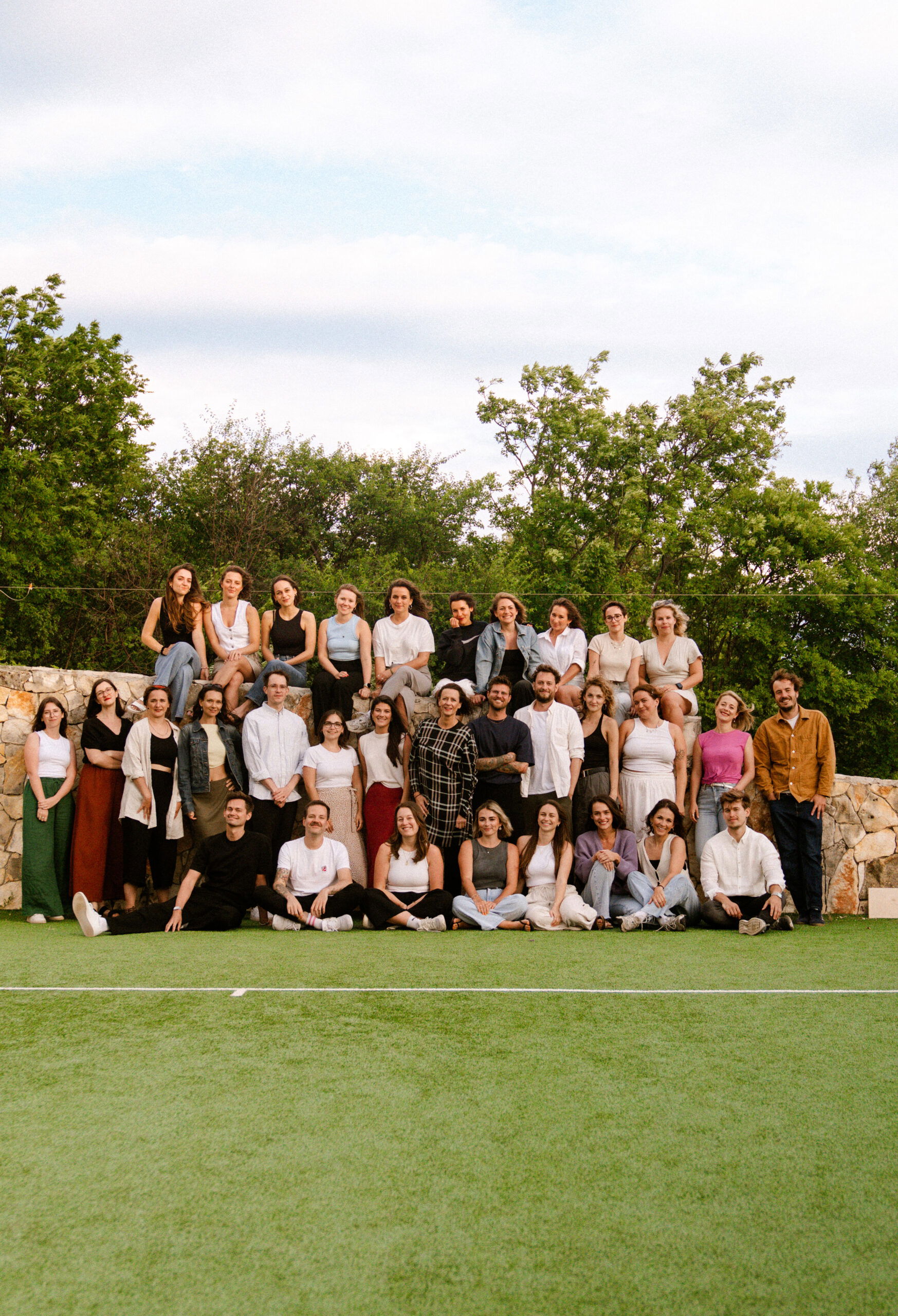 Das 1000things Team - viele Personen posieren für ein Gruppenbild