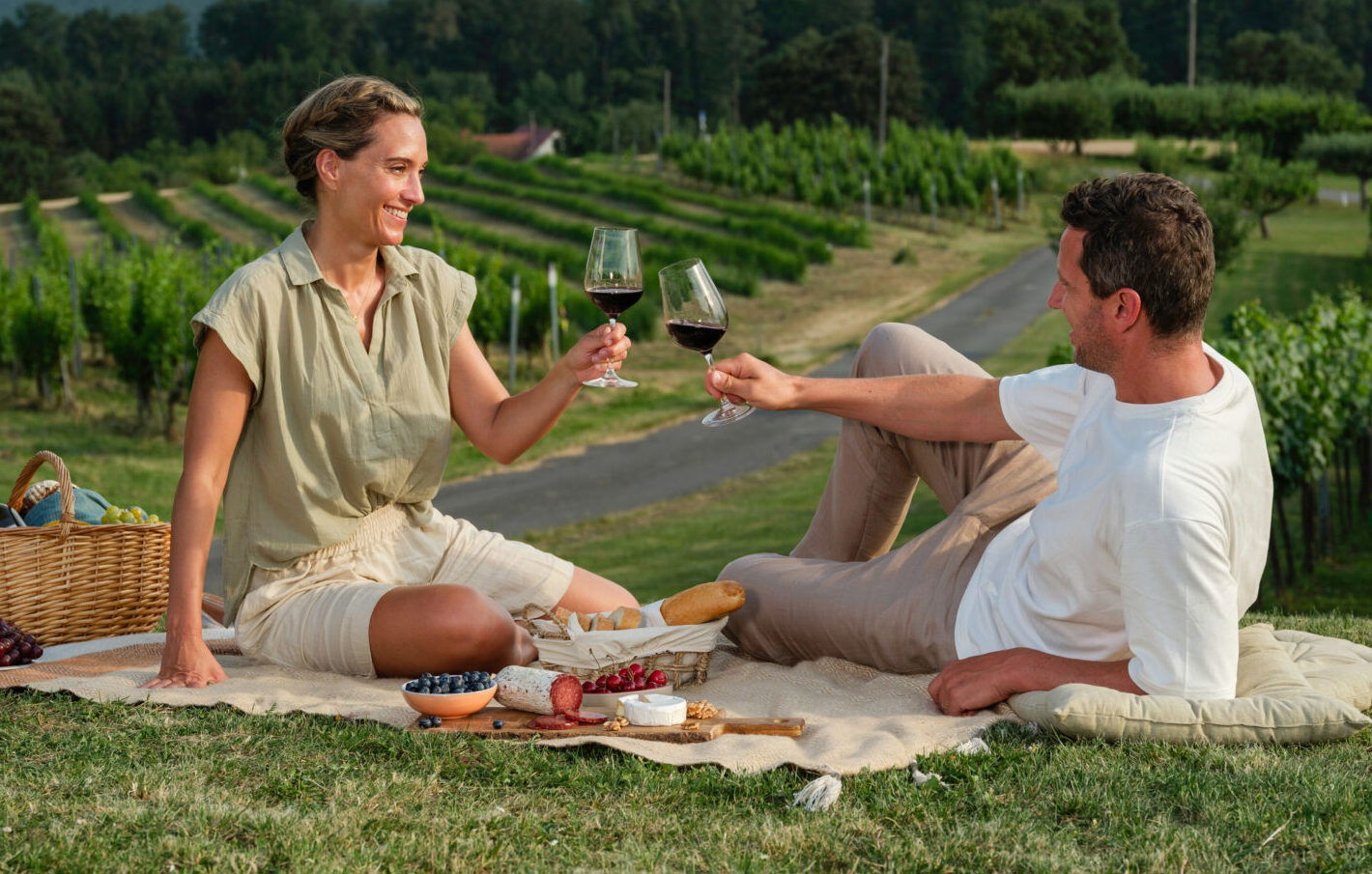 Eine Frau und ein Mann Picknicken mit Wein in einem Weingarten im Burgenland