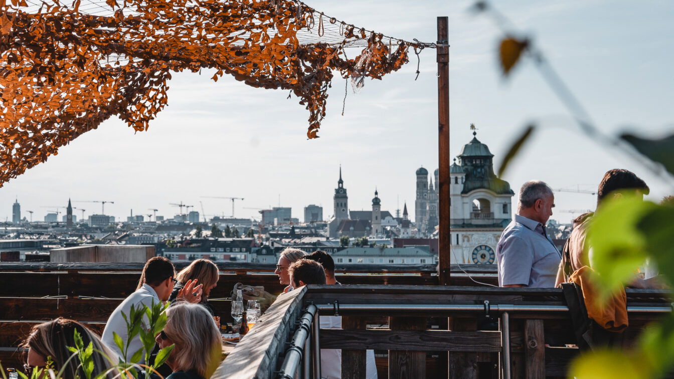 Der Eintritt zum Dachgarten ist gratis. (c) Lilli Wermuth | 1000things Die Dachgarten Rooftopbar in München auf dem Gasteig mit Blick auf die städtische Skyline.