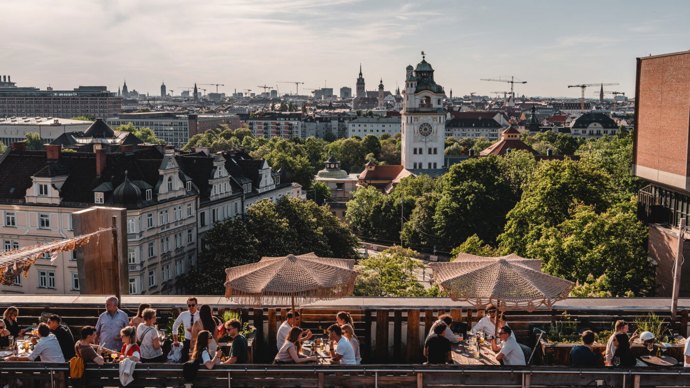 (c) Lilli Wermuth | 1000things Blick über München von der Dachterrasse im Gasteig. Sonnenuntergang in München.