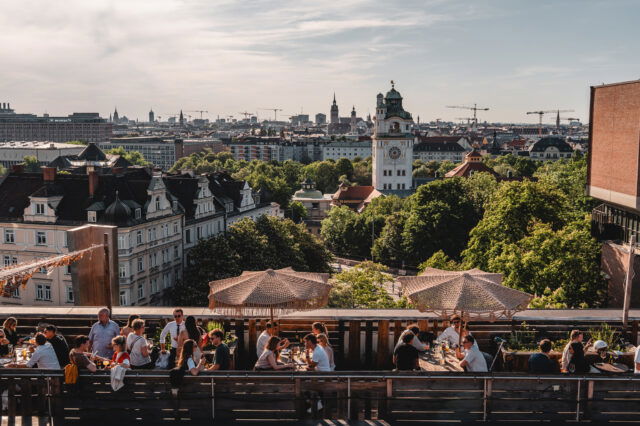 (c) Lilli Wermuth | 1000things Blick über München von der Dachterrasse im Gasteig. Sonnenuntergang in München.