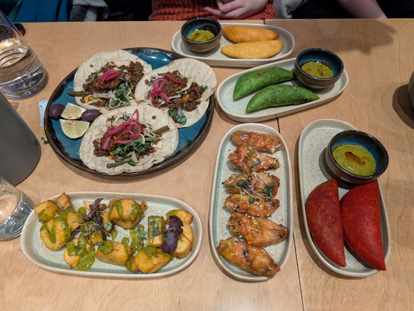verschiedene Speisen stehen auf einem Tisch im Restaurant Dampha Kitchen in Wien