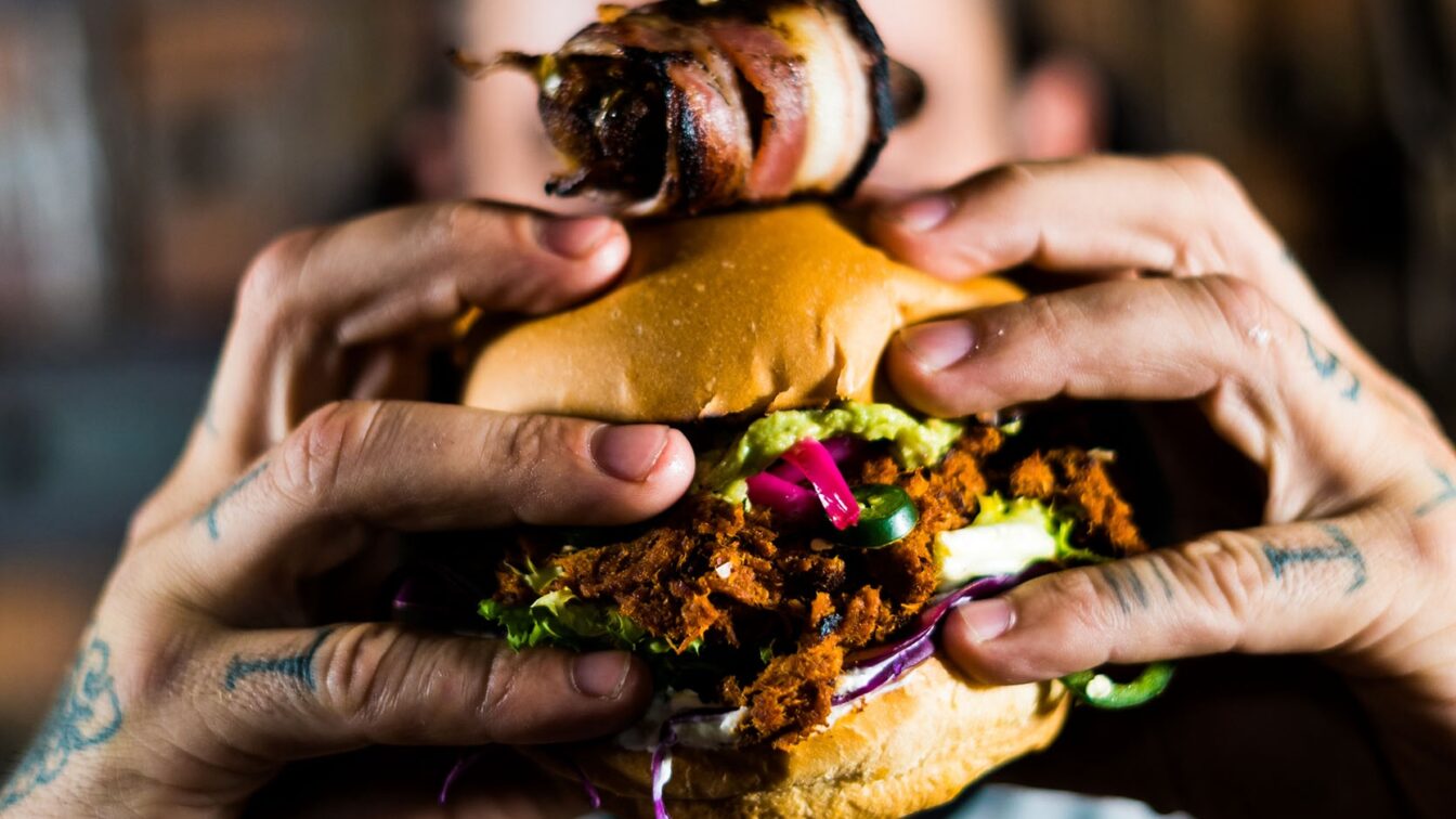 (c) European Streetfood Festival Ein Mann hält einen Burger in die Kamera