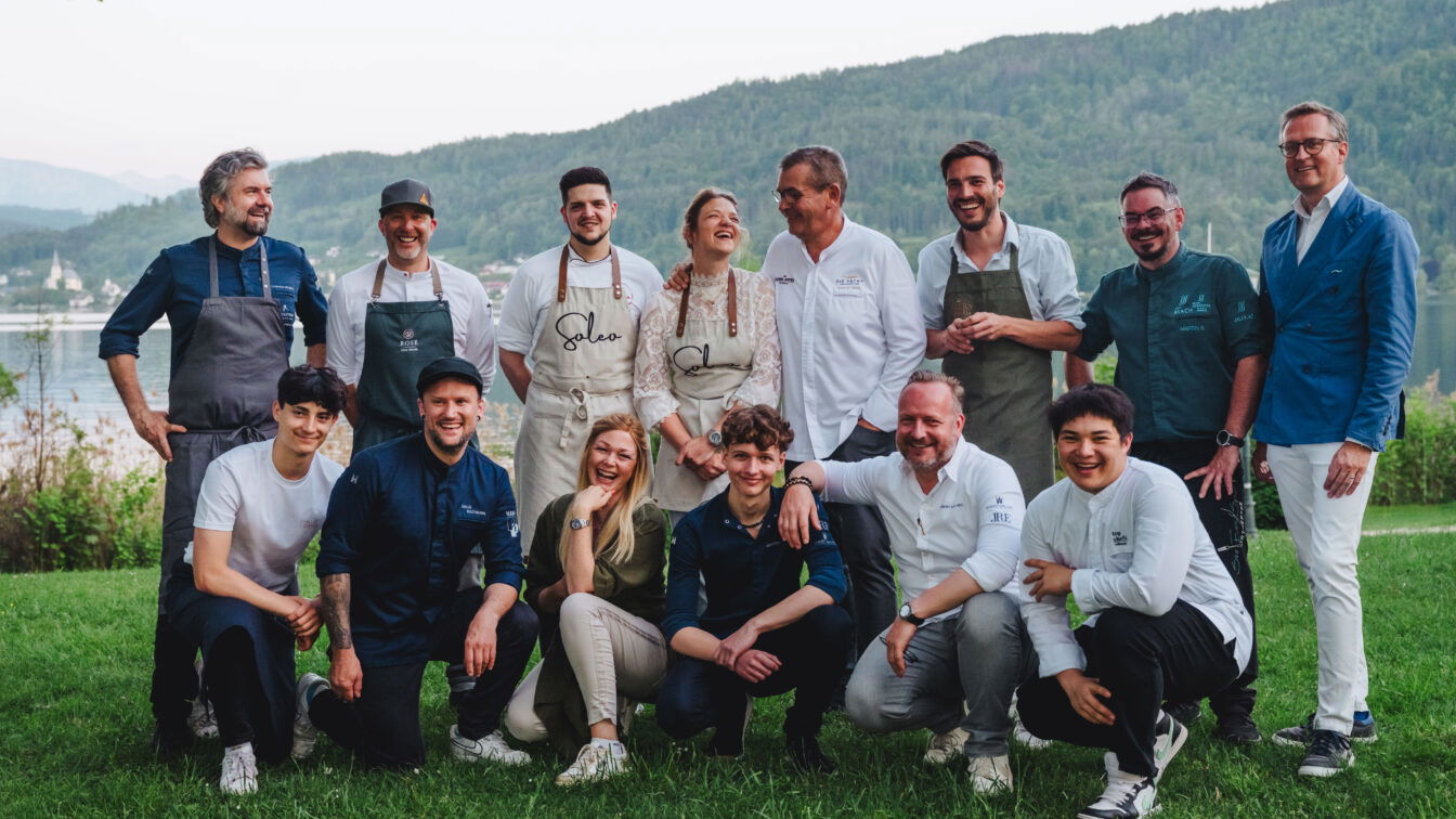(c) Nestelbacher | WRTG Eine Gruppe an Köchen und Köchinnen, die am Wörthersee kochen.
