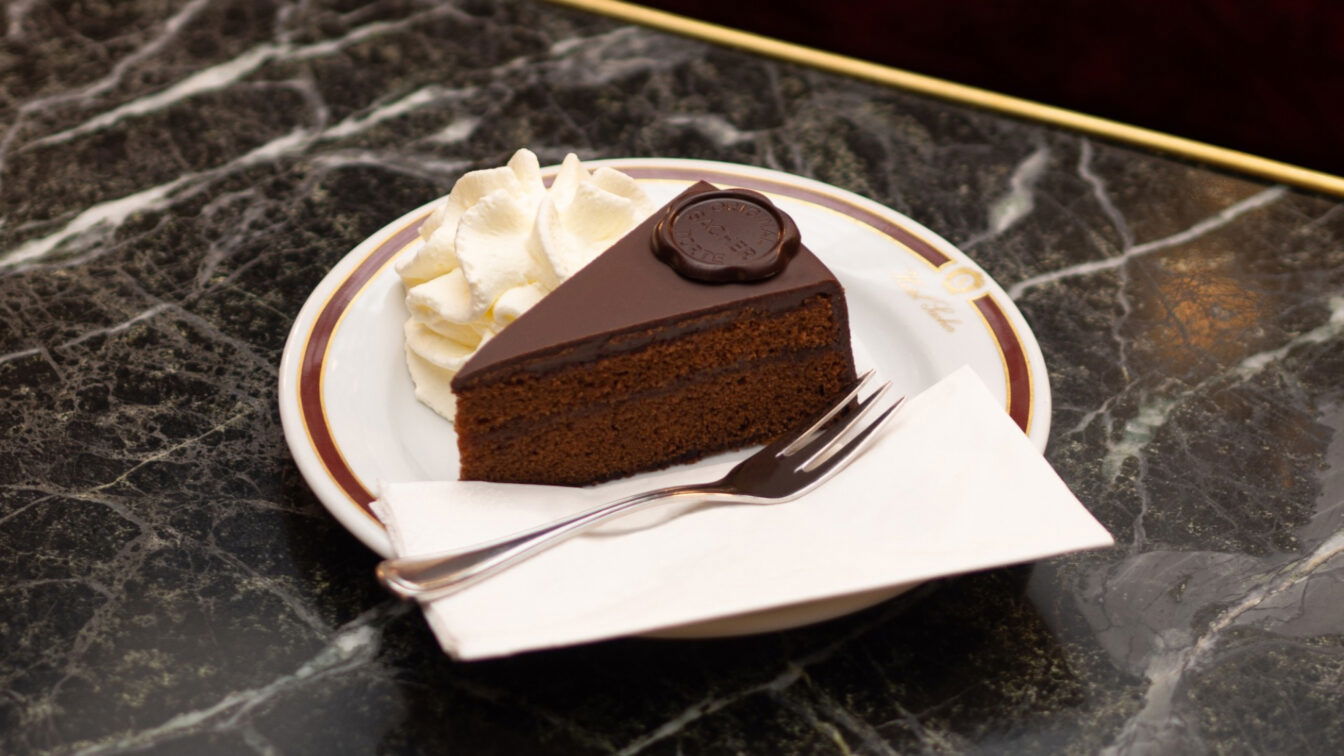 (c) Hotel Sacher ein Stück Sachertorte mit Schlagobers