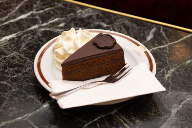 ein Stück Sachertorte mit Schlagobers