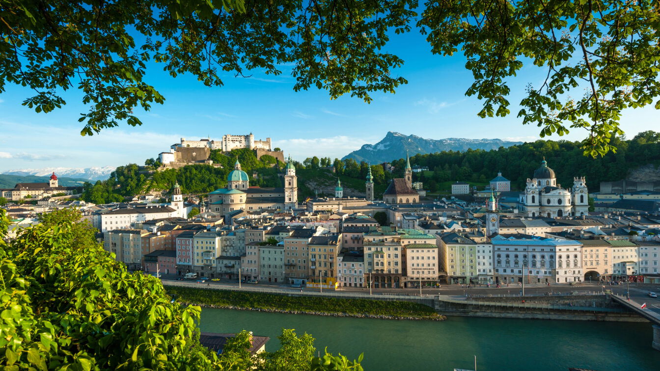 (c) Tourismus Salzburg | Günter Breitegger Kapuzinerberg Salzburg mit Blättern im Vordergrund