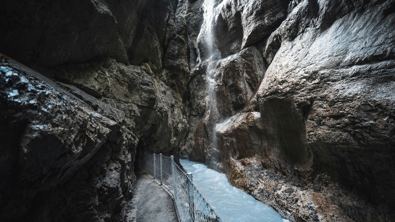 (c) Pascal Pomberg | 1000things Creator Community Blick in die Partnachklamm mit türkisem Wasser, umgeben von Fels.