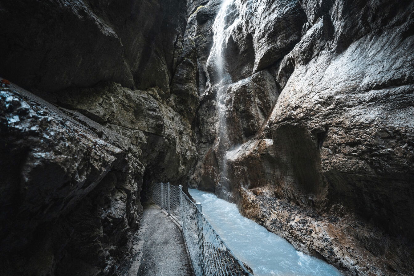 Blick in die Partnachklamm mit türkisem Wasser, umgeben von Fels.