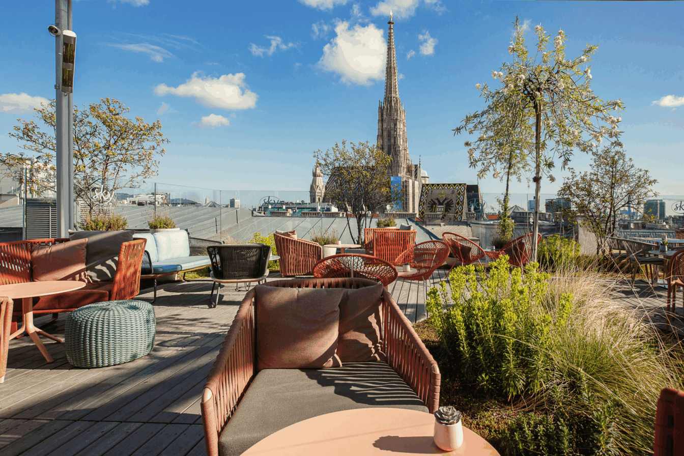 Der Sky Roofgarden mit Pflanzen, Terrassenmöbeln und Blick auf den Stephansdom