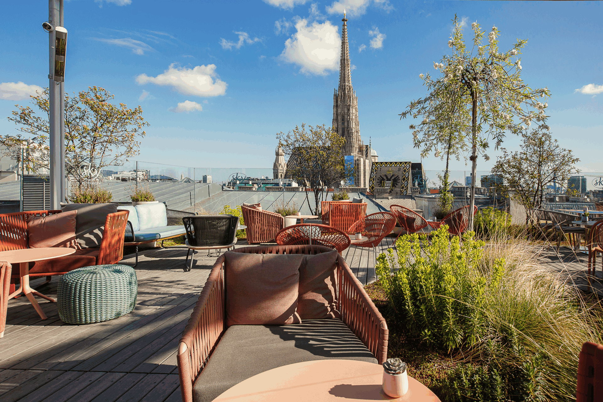 Der Sky Roofgarden mit Pflanzen, Terrassenmöbeln und Blick auf den Stephansdom