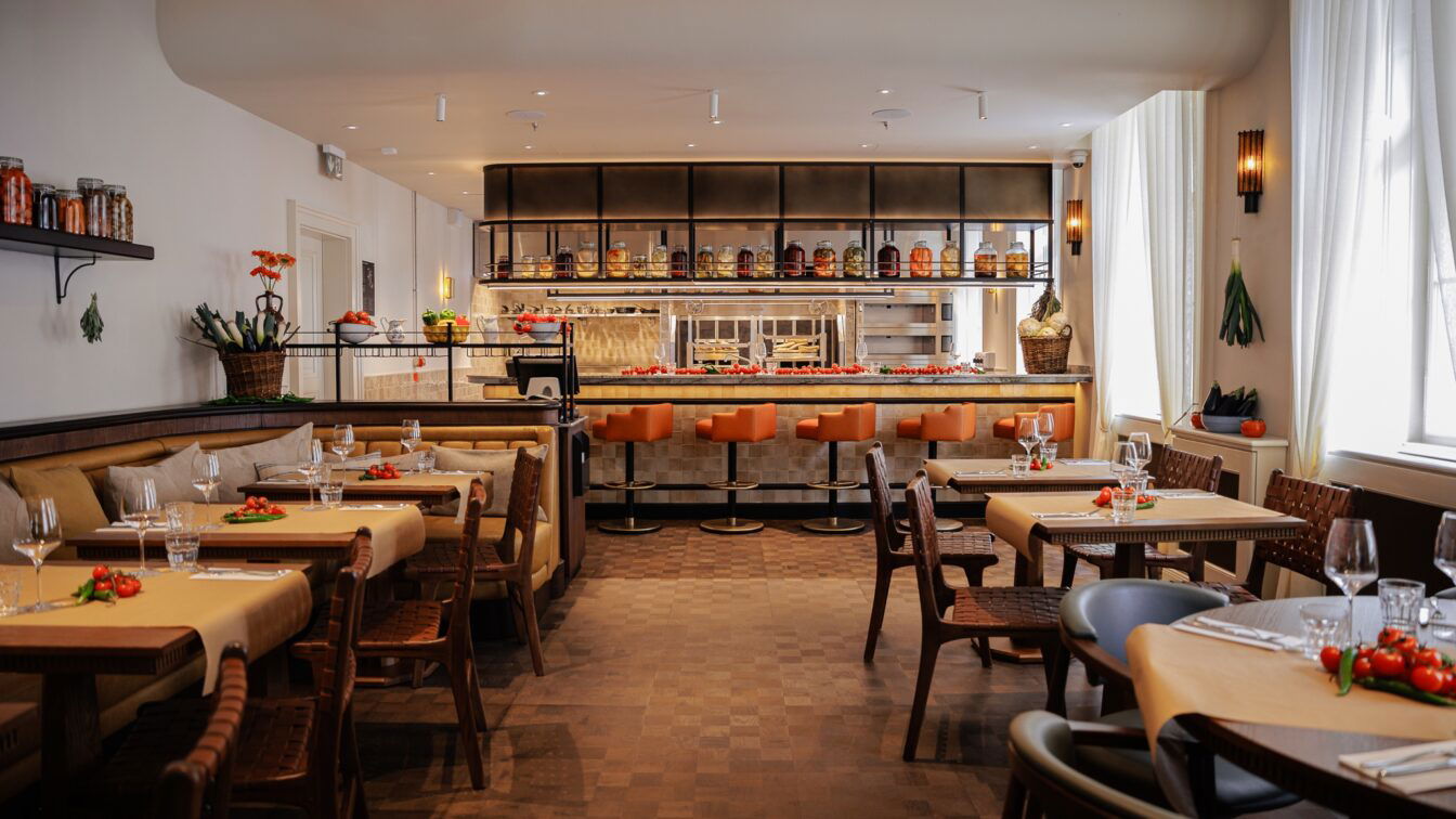 (c) Martin Kuko | Sircle Collection Blick auf das Interior Design des Restaurants Seven North in Prag