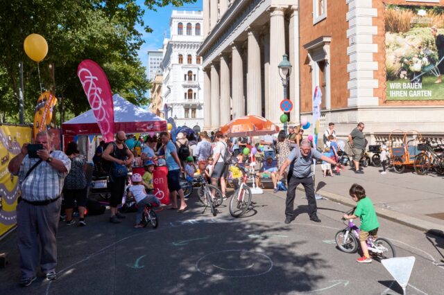 (c) Stadt Wien | Markus Wache Spielende Kinder beim Spielstrassenfest am Wiener Ring