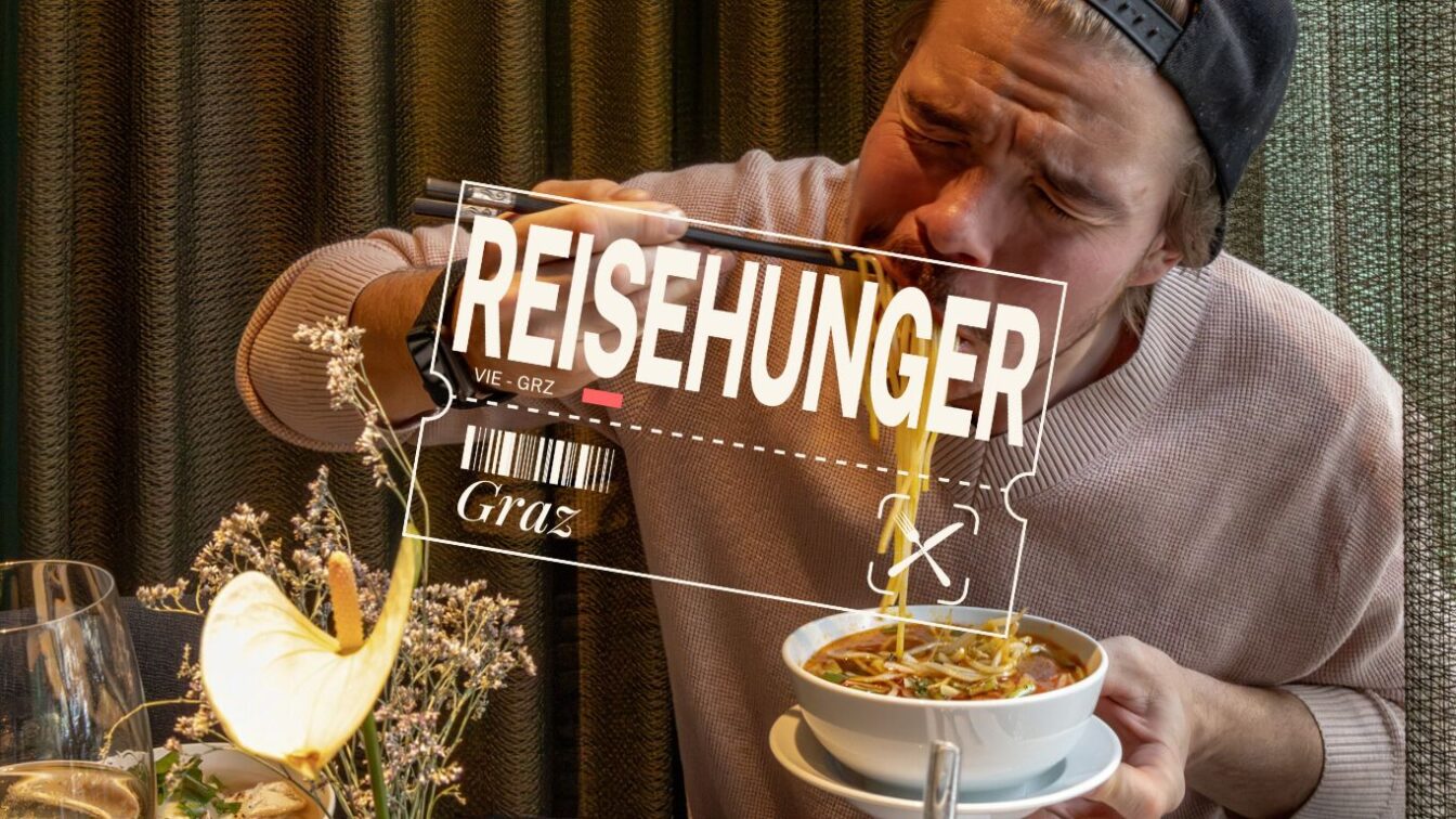 (c) Sonja Koller | 1000things Person isst vietnamesische Pho-Suppe mit Tofu, daneben frische Sommerrollen mit Gemüse und Dip auf einem grünen Keramikteller im Vina Graz.