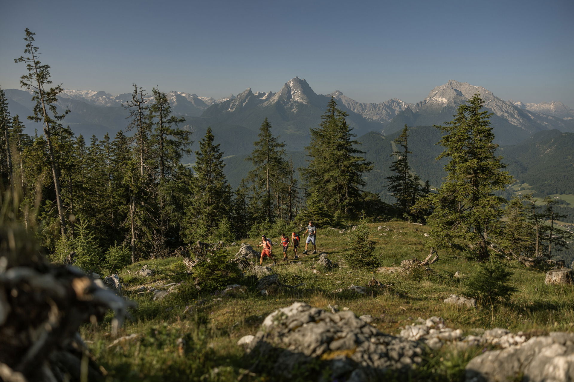 Familie wandert auf den Untersberg