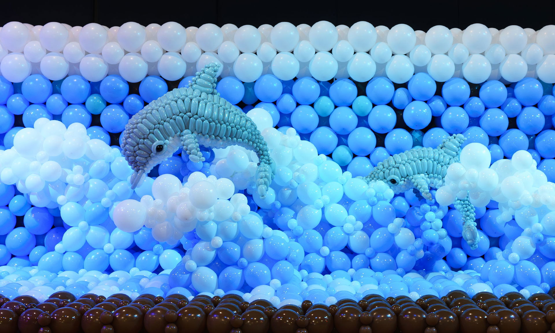 Delfinskulpturen aus vielen blauen Luftballons
