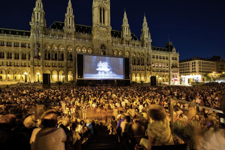 Freilfuftbühne im Zentrum von Wien: Musikfilm-Festival am Rathausplatz / Music Film Festival at Rathausplatz, 1010