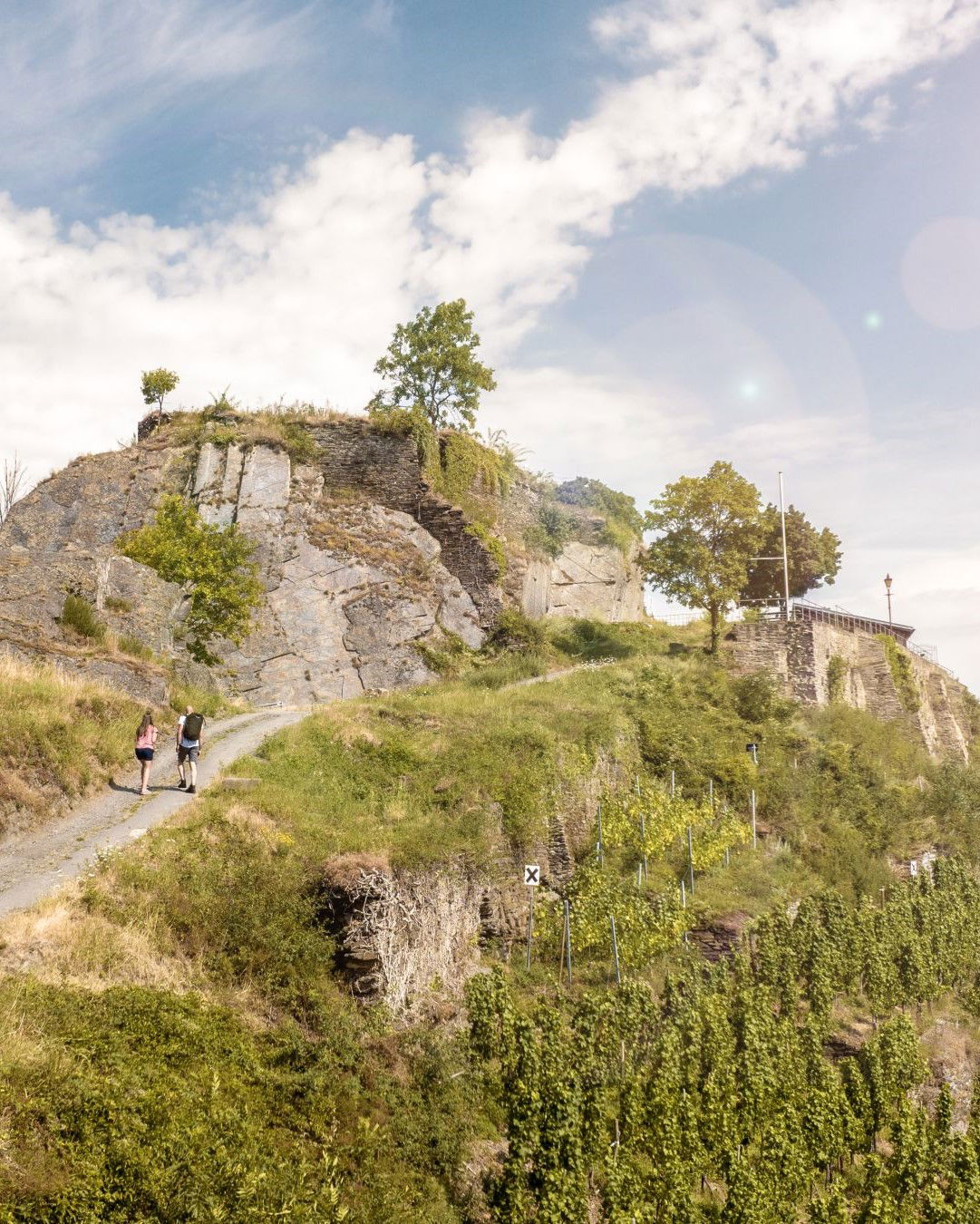 Ein Paar beim Aufstieg zur Saffenburg, Ahrtal in Rheinland-Pfalz
