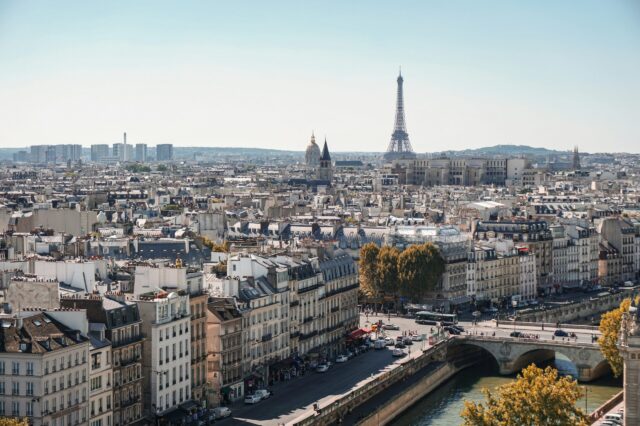 Die Skyline einer Stadt bei schönem, sonnigen Wetter, mit Blick auf der Eiffelturm in Paris.