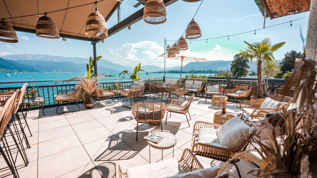 (c) BNM Media Blick über den Gastgarten im Restaurant Das Attersee über das Wasser