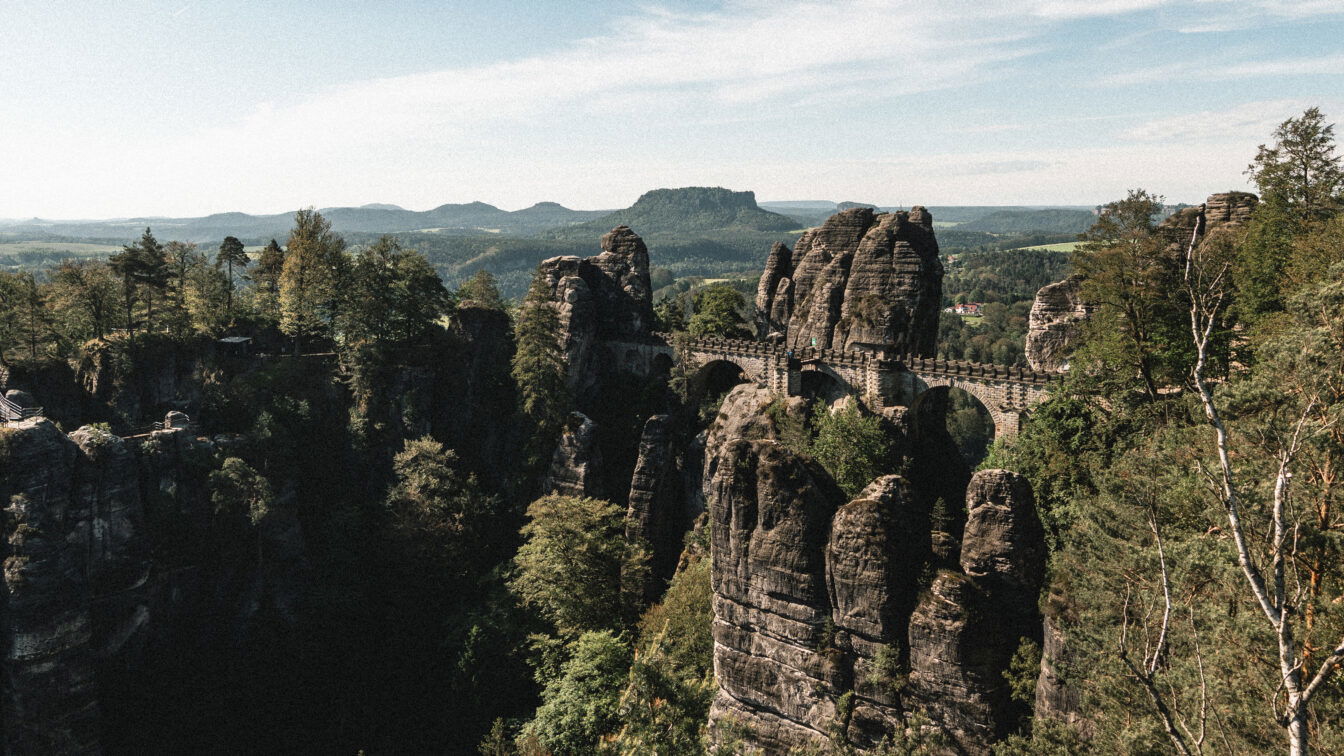 Die Basteibrücke in der Sächsischen Schweiz – beeindruckende Felsformationen im Elbsandsteingebirge mit Panoramablick über Wälder und Berge, beliebtes Ausflugsziel in Sachsen für Wanderer und Naturfreunde.