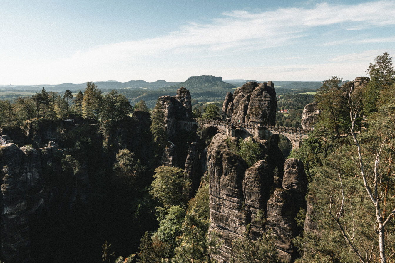 Die Basteibrücke in der Sächsischen Schweiz – beeindruckende Felsformationen im Elbsandsteingebirge mit Panoramablick über Wälder und Berge, beliebtes Ausflugsziel in Sachsen für Wanderer und Naturfreunde.