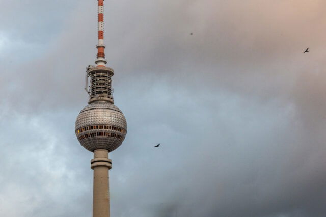 (c) Sonja Koller | 1000things Berliner Fernsehturm bei bewölktem Himmel – ikonisches Wahrzeichen am Alexanderplatz in Berlin, Deutschland