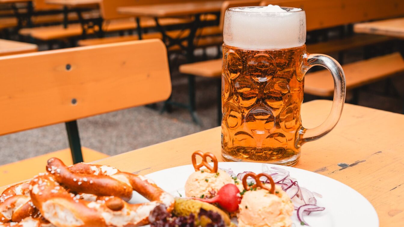 (c) Lilli Wermuth | 1000things 1000things Community Awards: Bier am Tisch in einem Biergarten München