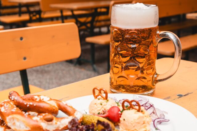 1000things Community Awards: Bier am Tisch in einem Biergarten München