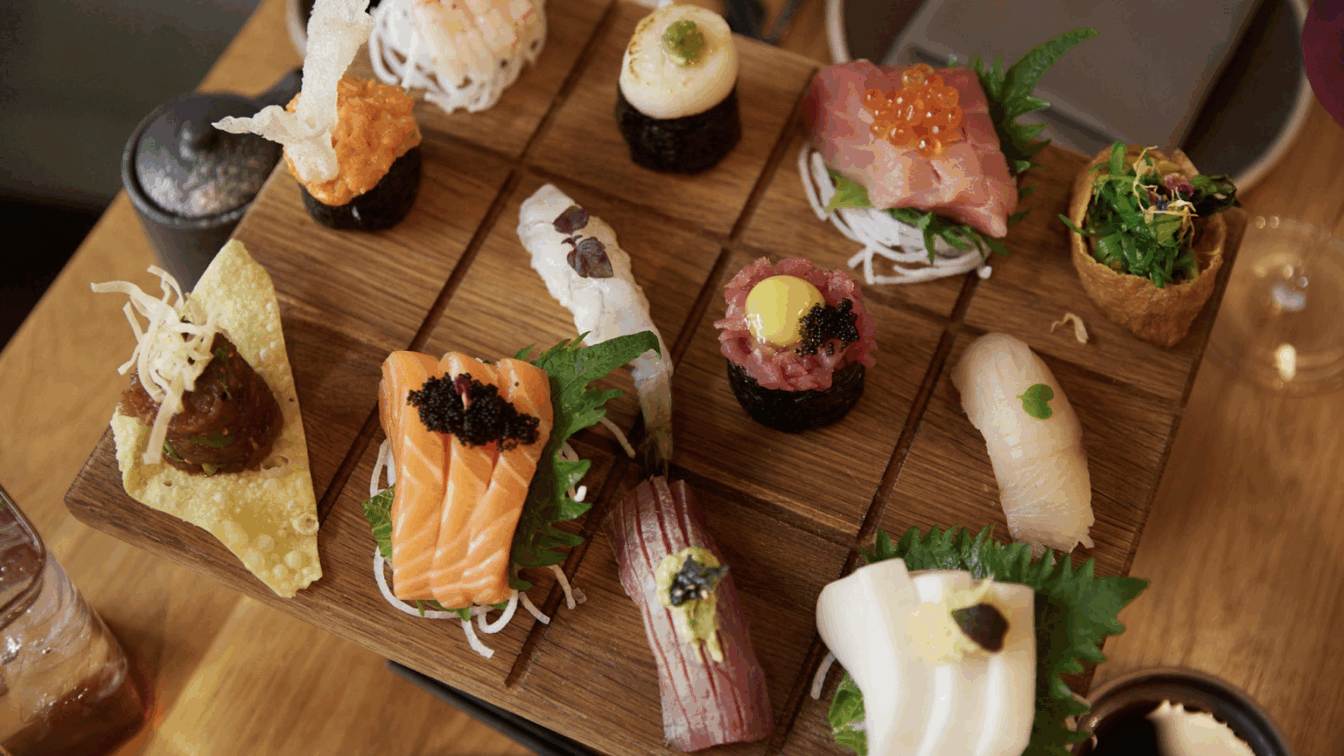 (c) UKIYO Eine Holzplatte mit verschiedenen Sushi-Kreationen.