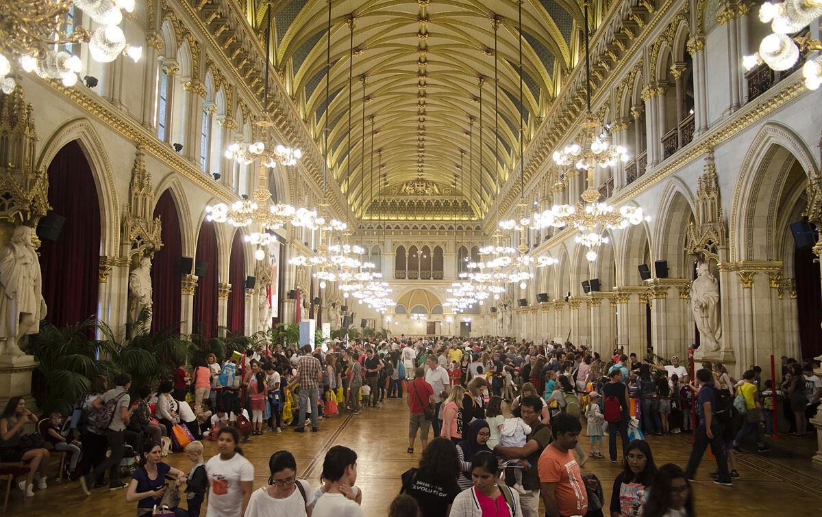 (c) Burghart | Kinderlesefest Großer Festsaal im Wiener Rathaus beim Kinderlesefest, gefüllt mit zahlreichen Besucherinnen, bunten Ständen und festlicher Beleuchtung – Veranstaltung für Familien und Kinder in Wien