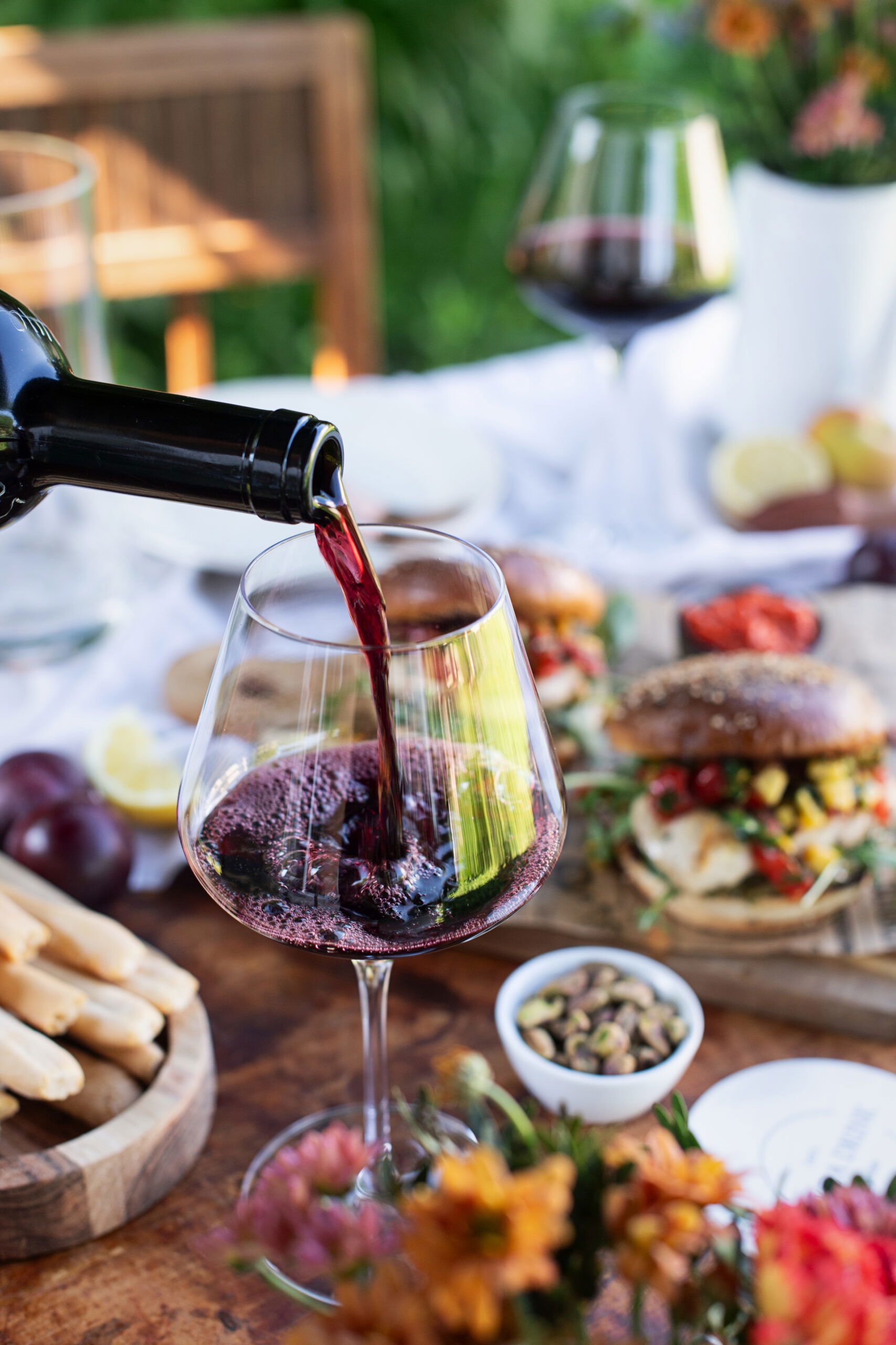 Rotwein auf gedecktem Tisch wird eingeschenkt (c) ÖWM | Carletto Photography