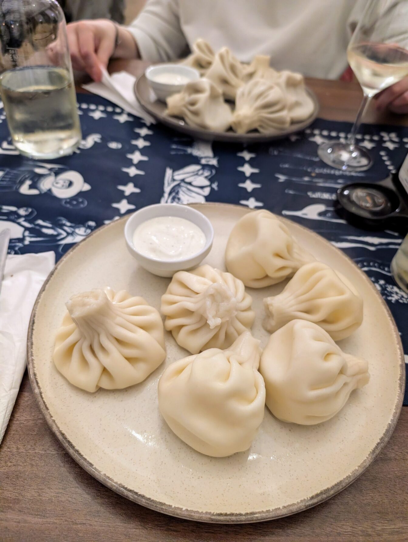 ein Teller mit Khinkali Teigtaschen im Restaurant Crazy Khinkali in Wien