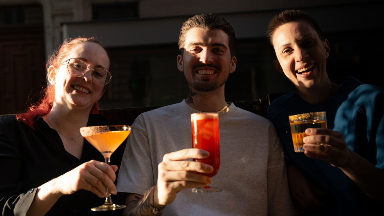 (c) Fabian Bruhn Lichtkunstwerk Wien Das Team der Hammond Bar mit Cocktails in der Hand