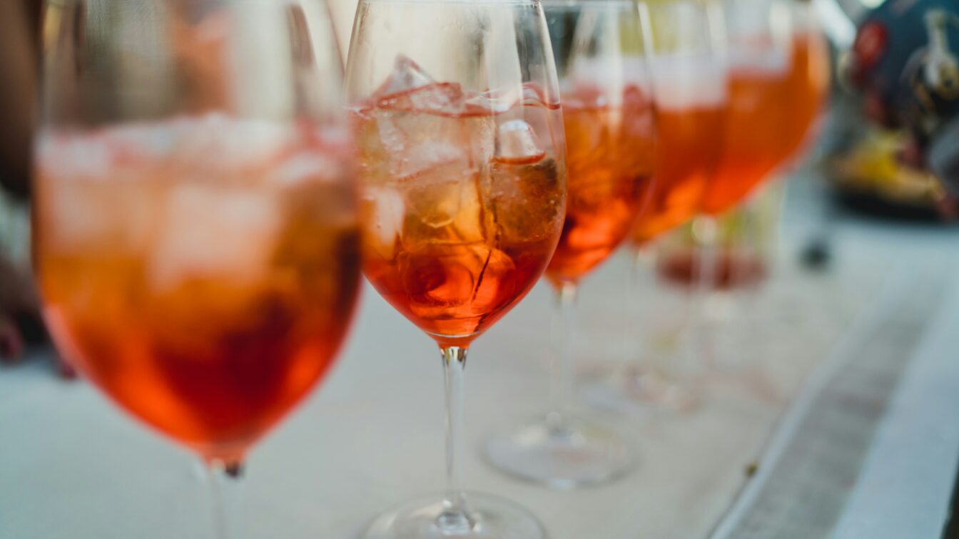 Federica Ariemma | Unsplash Mehrere Aperol Spritz in einer Reihe
