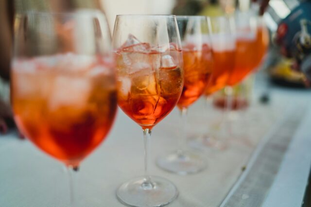 Mehrere Aperol Spritz in einer Reihe