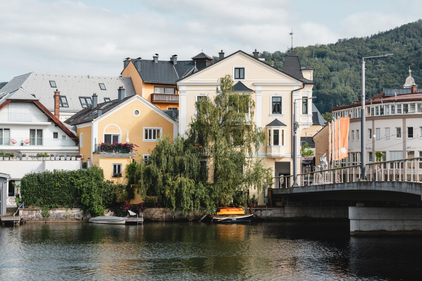 Altstadt von Gmunden am Traunsee mit charmanten Häusern am Wasser – ein echter Geheimtipp unter den Sehenswürdigkeiten und Ausflugszielen in Oberösterreich.
