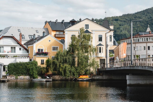 Altstadt von Gmunden am Traunsee mit charmanten Häusern am Wasser – ein echter Geheimtipp unter den Sehenswürdigkeiten und Ausflugszielen in Oberösterreich.