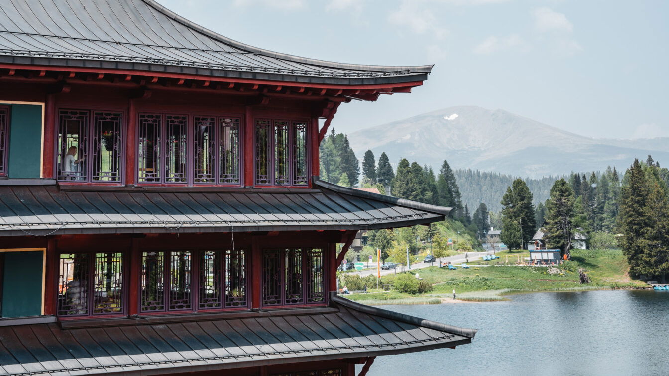 Das Hotel Hochschober auf der Turracher Höhe. (c) Lilli Wermuth | 1000things Der China Turm im Hotel Hochschober auf der Turracher Höhe mit Blick auf die Berge.